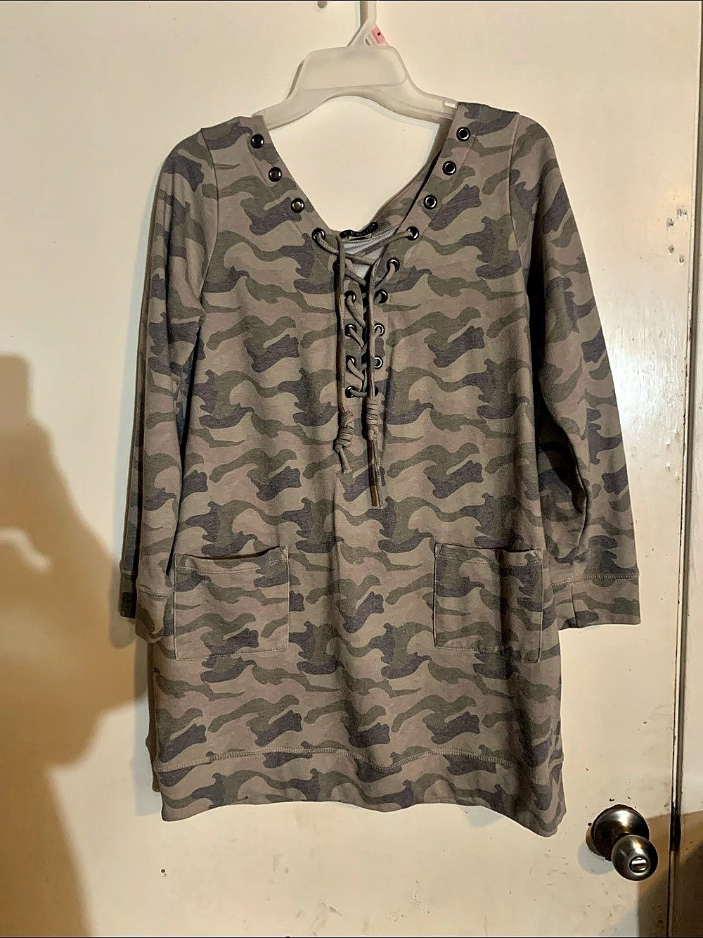 VENUS Camo Lace-Up Tunic in Gray & Green Large